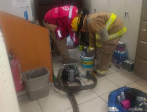 Man pressed in a forklift was demure in the Guadalajara Pharmacy Man pressed in a forklift was demure in the Guadalajara Pharmacy