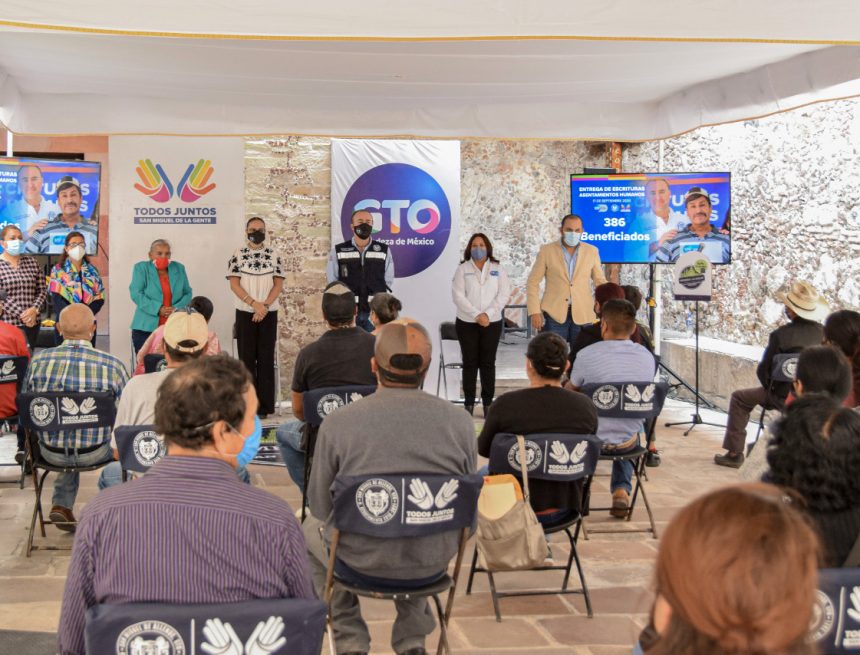 Deeds are delivered to 92 families from San Miguel de Allende Deeds are delivered to 92 families from San Miguel de Allende
