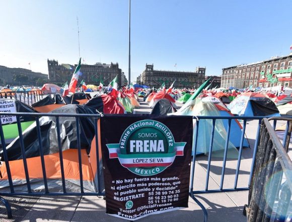 El movimiento FRENAA se manifiesta en el zócalo en contra del presidente nacional