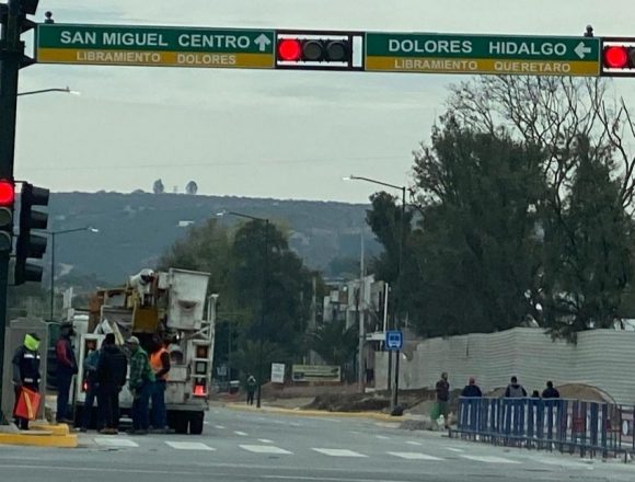 Obras accesorias, y semáforos causan molestia; y tráfico lento Obras accesorias, y semáforos causan molestia; y tráfico lento