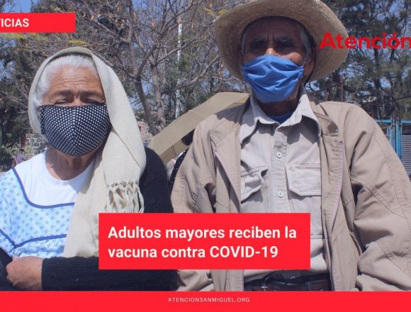 Adultos mayores reciben la vacuna contra COVID-19 Adultos mayores reciben la vacuna contra COVID-19