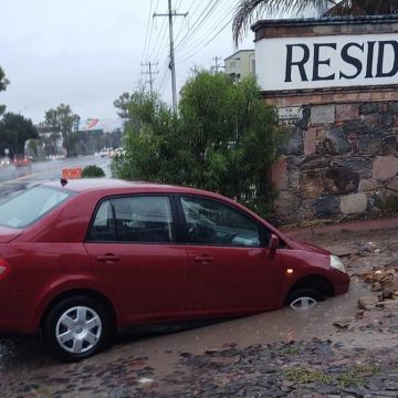 Causa daños a vivienda, y hasta el arrastre de un auto la lluvia atípica